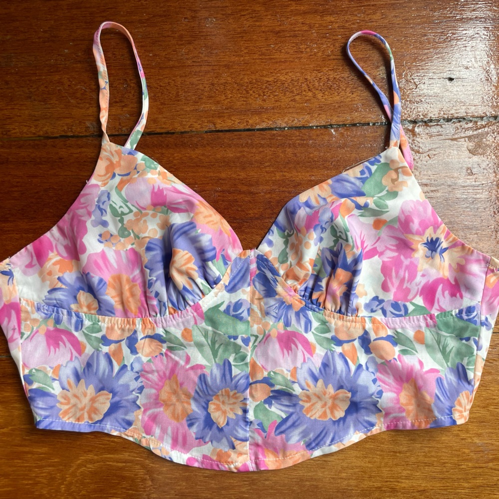 Floral tank top. Zipper in the back. Adjustable straps